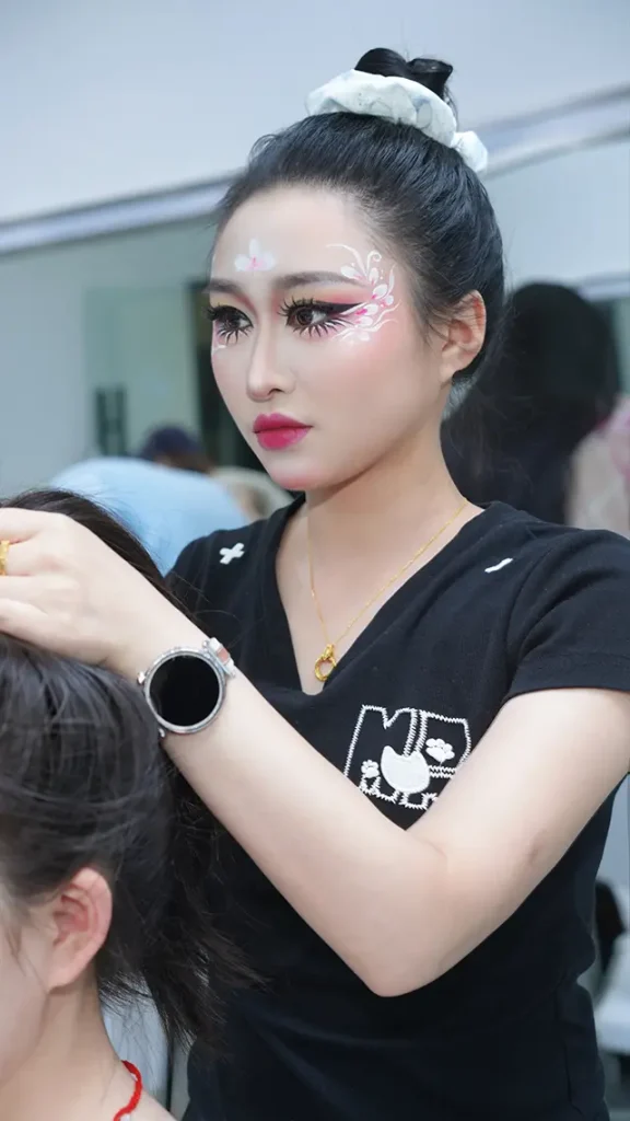 尚野化妆学校导师现场指导彩绘舞台妆技巧
