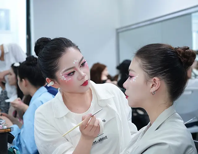 宁波商业化妆阶段彩绘舞台妆练习花絮｜尚野化妆学校实操课堂
